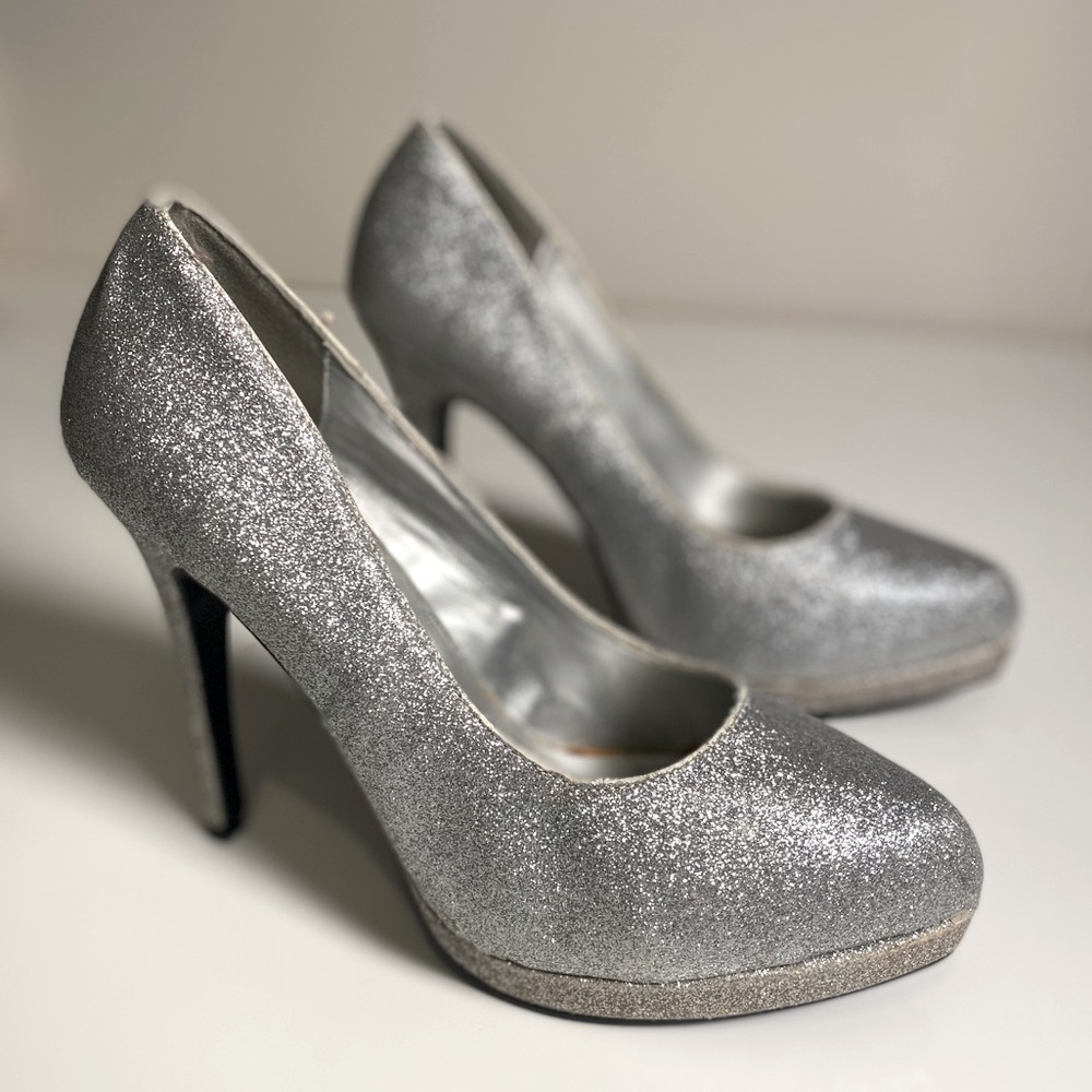 CLEARANCE Silver Glitter sparkly high heels 5” heel Delicious Brand size 9